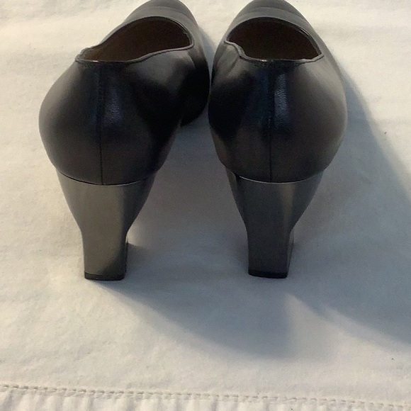 Ferragamo Black Pointed Toe Heels/Pumps - Picture 3 of 9